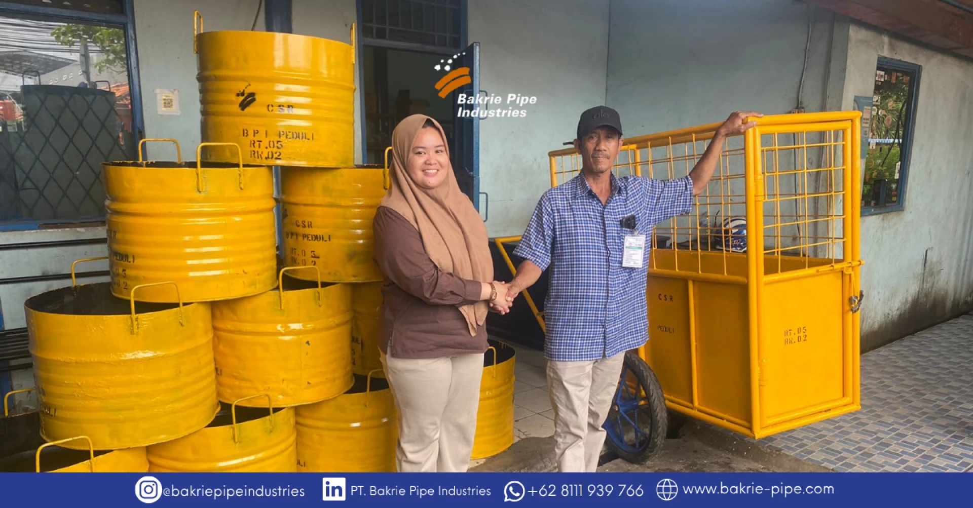 PT Bakrie Pipa Industries Berikan Gerobak dan Tempat Sampah Untuk RW